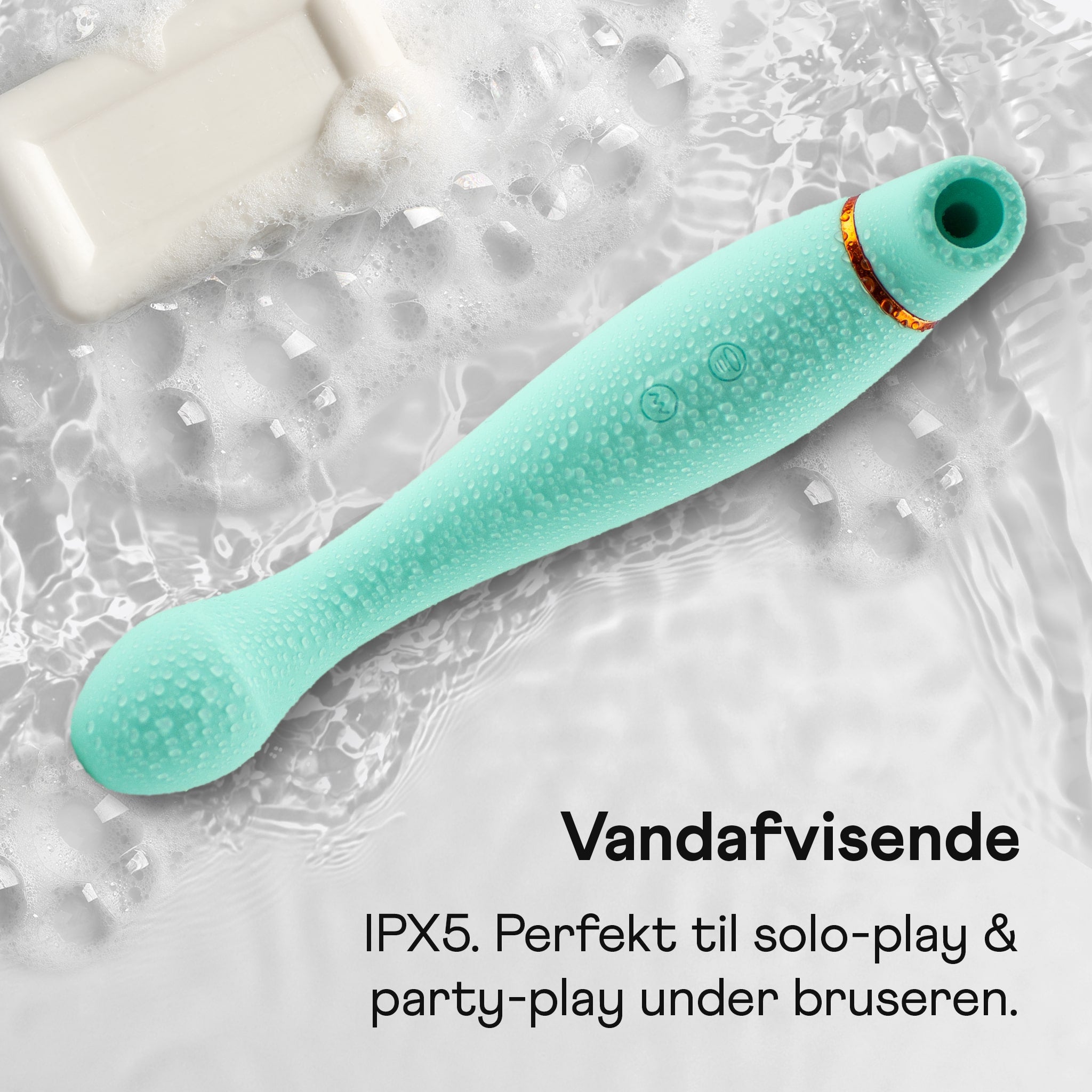 Amina Amor 3-i-1 klitoris stimulator liggende i vand set oppefra